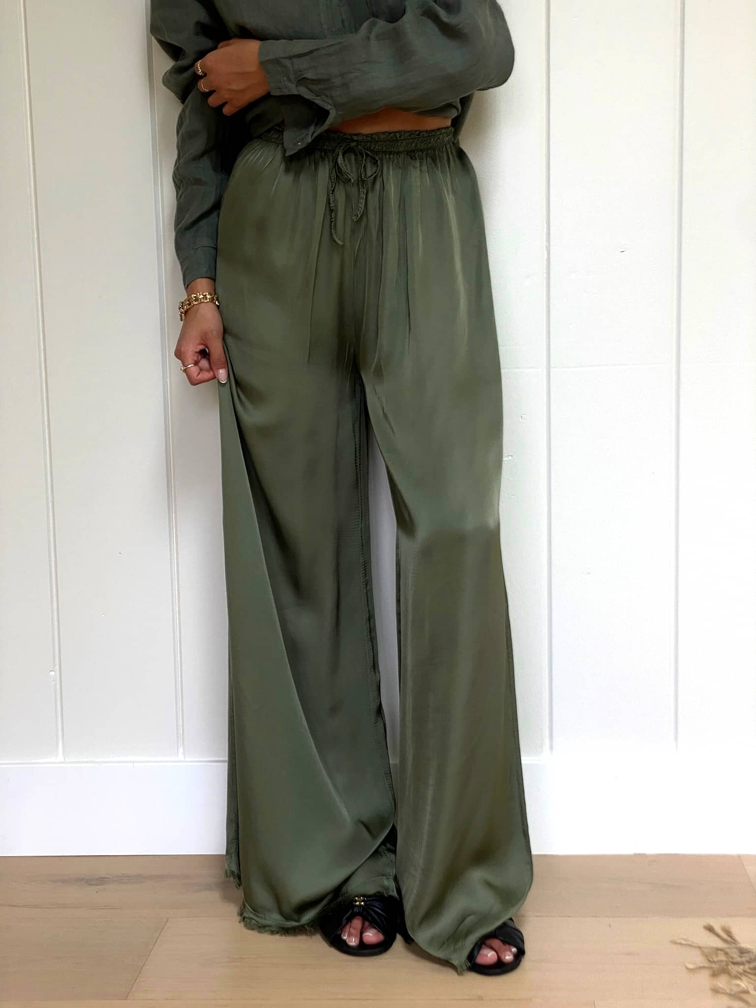 【SCENERITY】Lease wide slacks The Rising Satin Pants in Olive - Marché